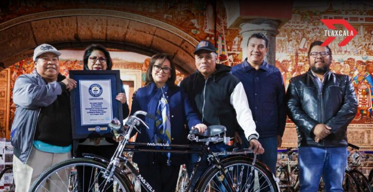 Lorena Cuéllar entrega bicicletas a taqueros de Xiloxochitla como reconocimiento al “Récord Guinness” de tacos de canasta